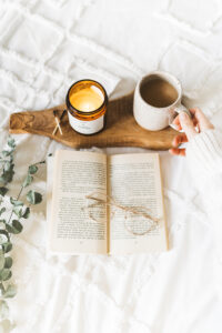 Décor avec bougie et livre pour contenu commercial