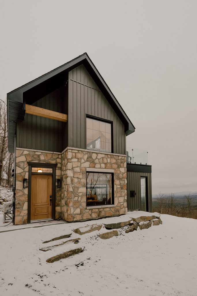Chalet Airbnb extérieur avec vue sur les montagnes à Notre-Dame-des-Bois, Québec, Canada.