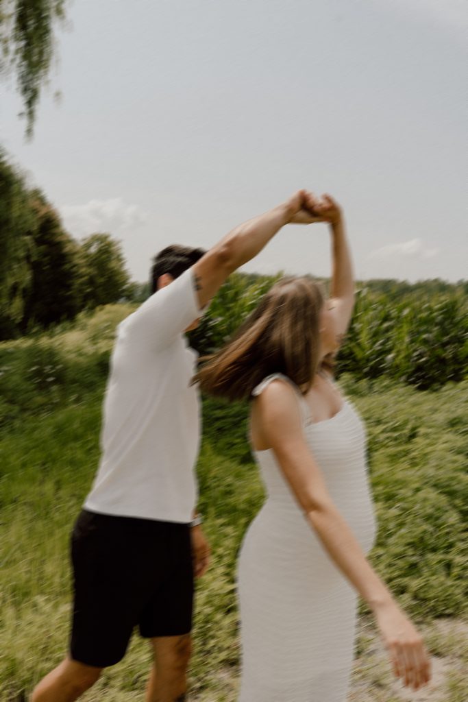 Couple dansant en extérieur lors d'une séance photo lifestyle, capturant un moment naturel de complicité, illustrant la différence entre une séance lifestyle et commerciale.