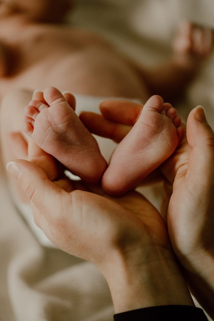 Détail des pieds et mains d’un bébé lors d’une séance photo lifestyle nouveau-né, ambiance douce captée par une photographe lifestyle à Contrecœur.