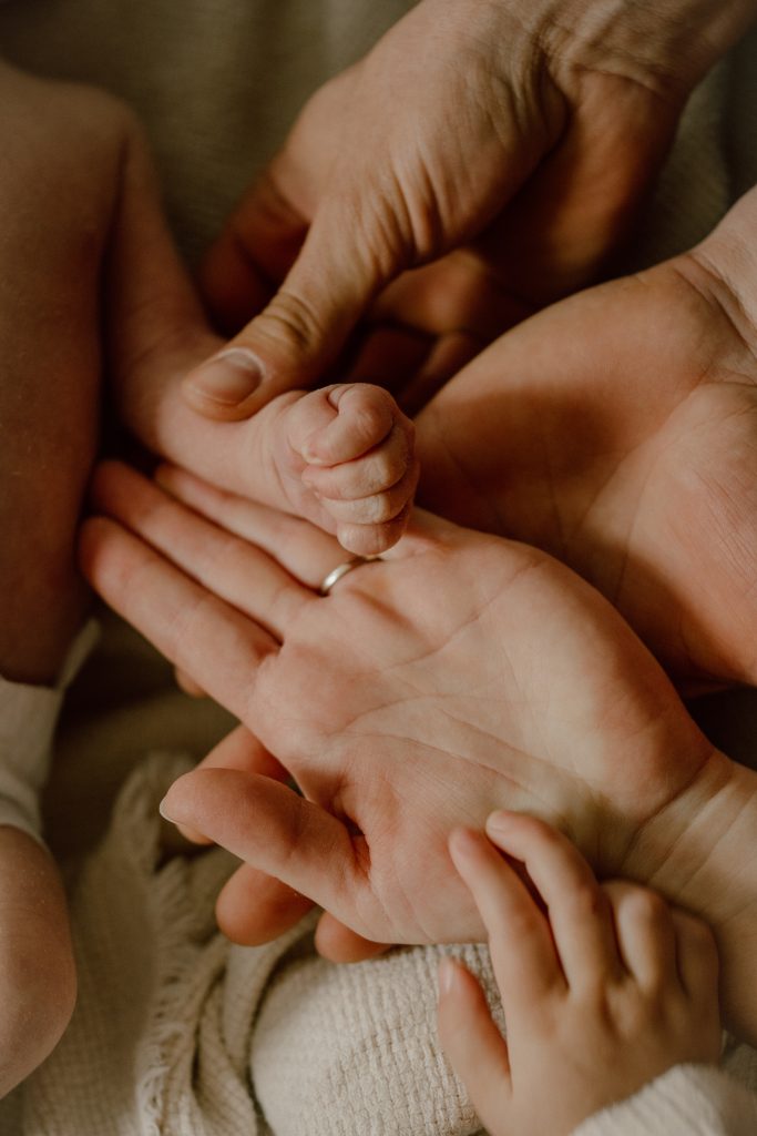 Nouveau-né photographié en séance lifestyle, image douce et intemporelle réalisée par une photographe spécialisée en photographie familiale au Québec.