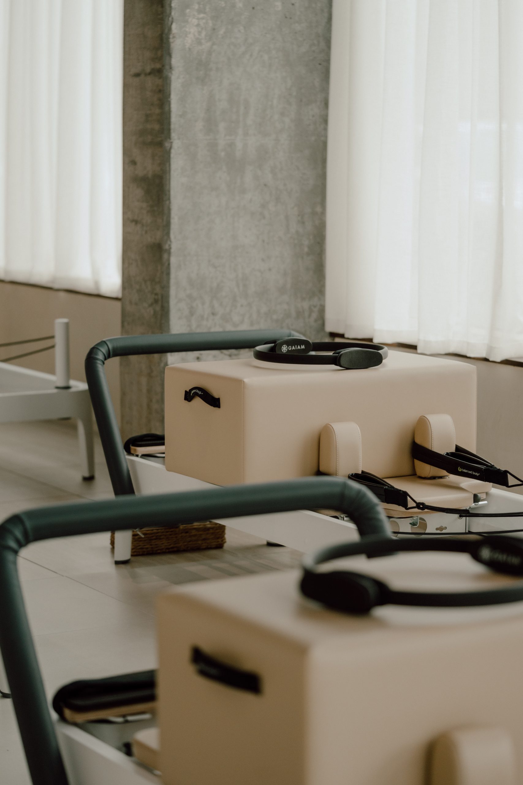 Photo professionnelle réalisée par une photographe commerciale présentant des machines de pilates en lumière naturelle avec détail du mouvement en flou artistique. (photographe commerciale Québec, contenu commercial sport, Montréal)