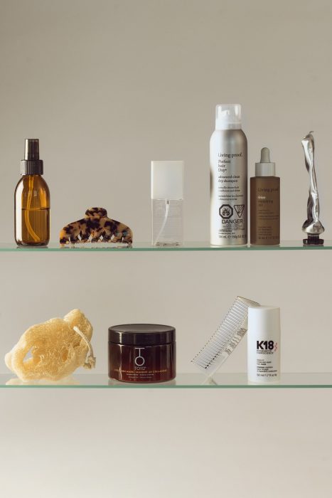 Photographie professionnelle de produits de soins et accessoires beauté disposés sur des étagères en verre, mise en scène minimaliste et lumière naturelle, photo commerciale réalisée par une photographe au Québec.