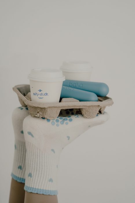 Photo professionnelle réalisée par une photographe commerciale capturant un plateau avec cafés et accessoires d’entraînement en palette pastel; ambiance lifestyle douce. (photographe commerciale Québec, branding, contenu lifestyle commercial, Montréal)